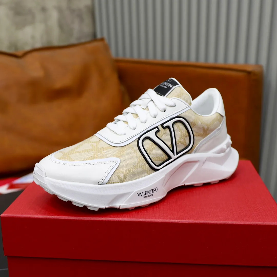 Men's shoes 💰480💰VALENTINO/Valentino 2024s men's latest low-top thick-soled sports shoes are shipped. Made with heavy industry, men's fine casual sports shoes, versatile style. Original leather, rubber lines embellished with geometric segmented uppers, hand-sewn, novel and fashionable, rubber soles with rivet details on the front and back, VALENTINO GARAVANI LOGO printed on the side, and Valentino decorative inlay on the tongue. Garavani Logo, comfortable, breathable and durable! Comes with full original packaging! Code number: 38-39-40-41-42-43-44 (45 can be customized)